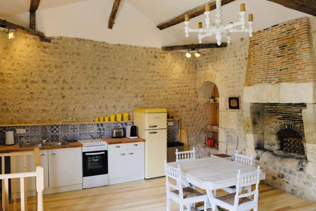 Ferienhaus As Seen On A New Life In The Sun - Beautiful 3 Bedroom With Shared Pool Montboyer